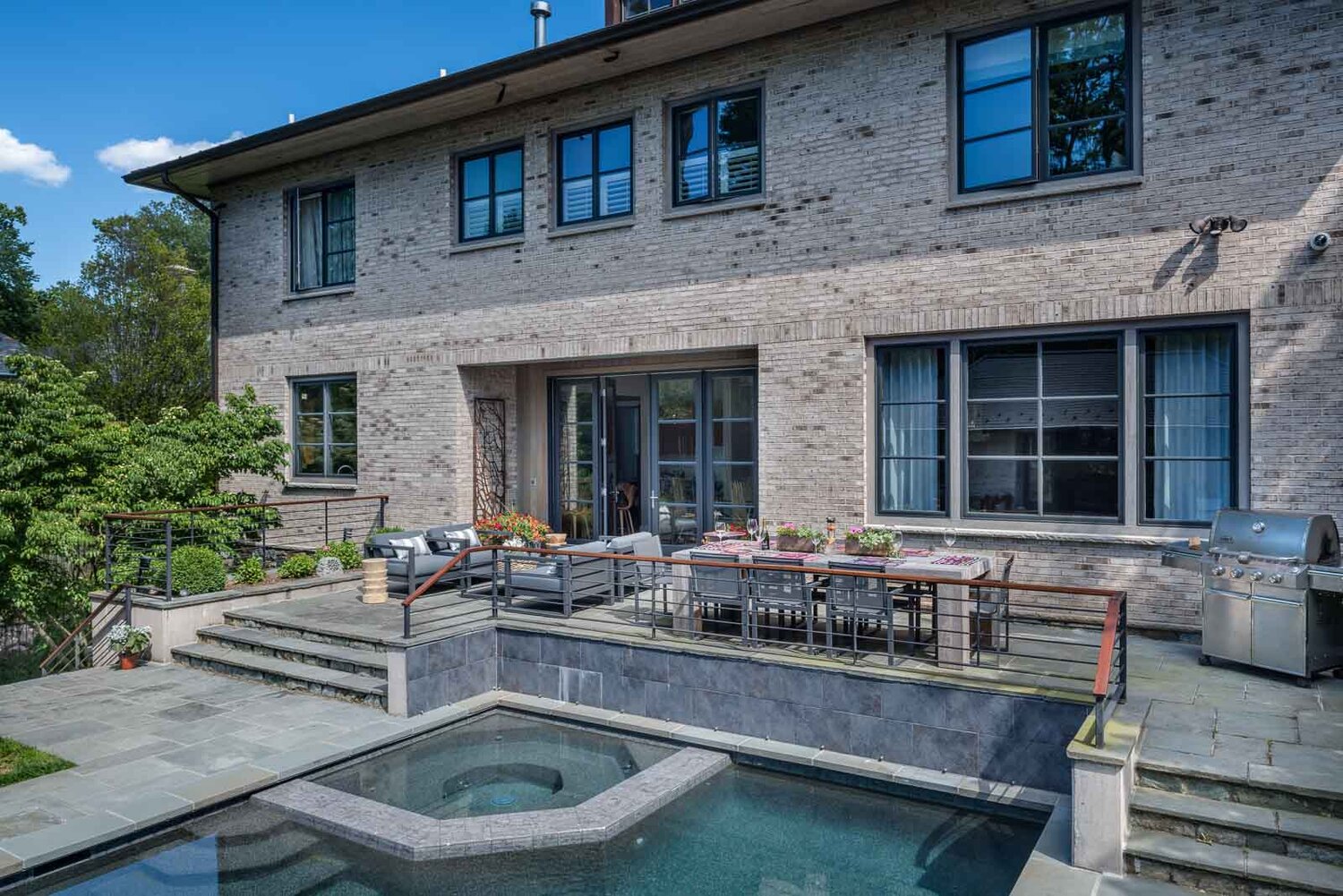 Photo by Frank Ariuba