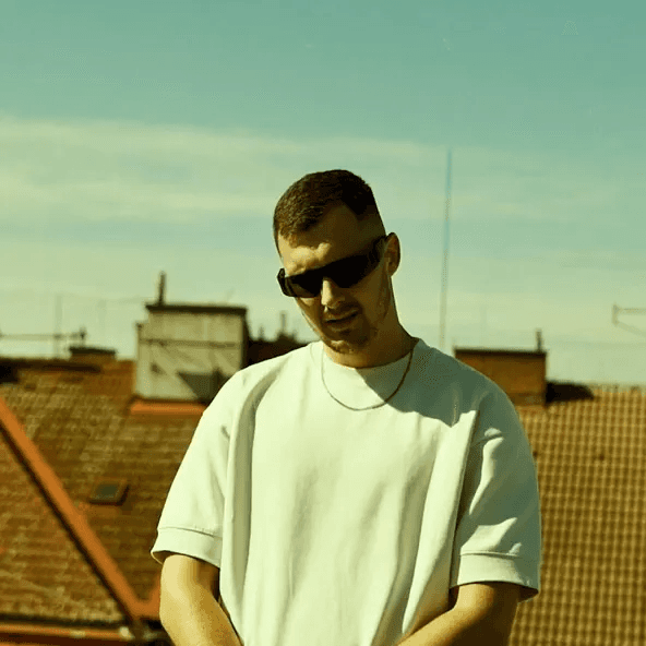 Cover singlu ŽLUTEJ KOTEL od Ayjay