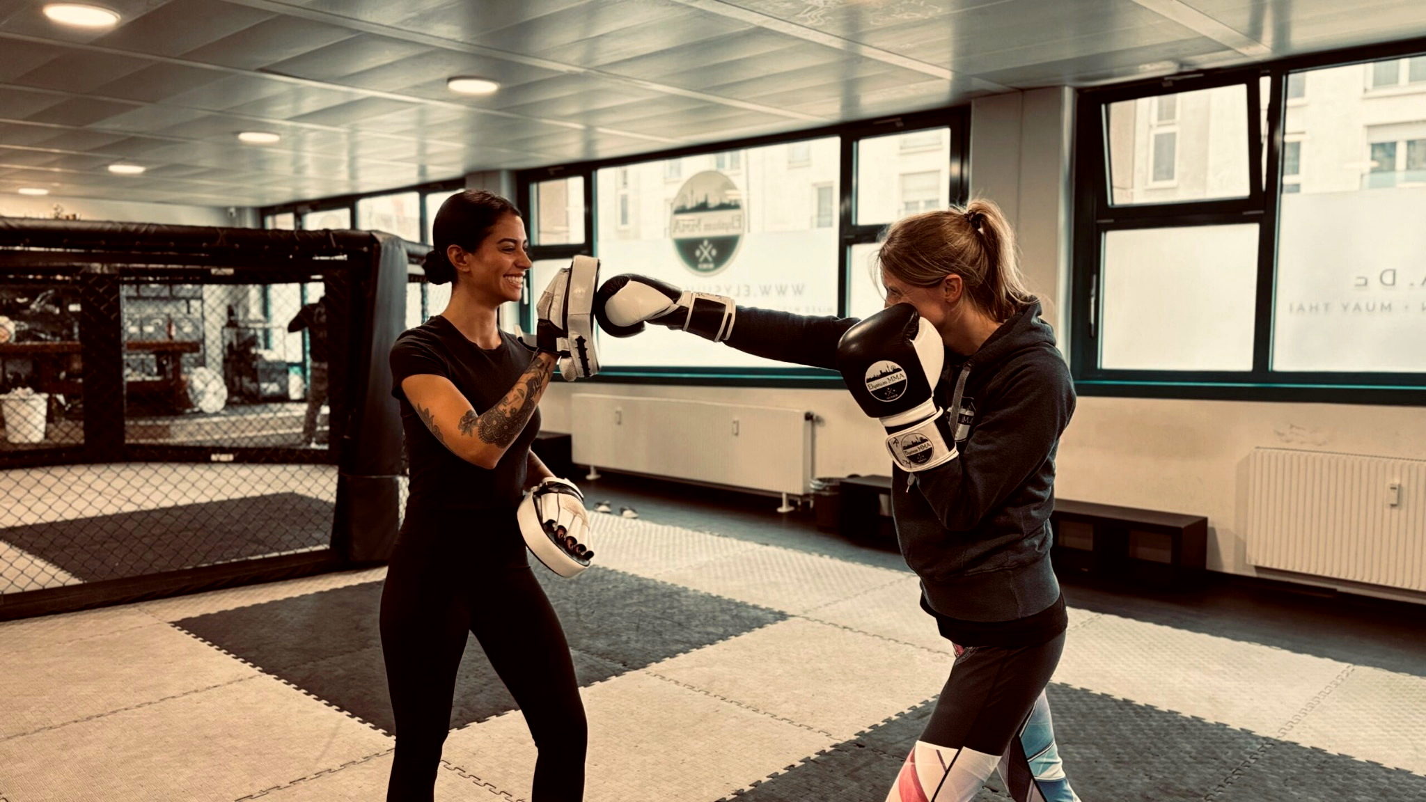 Zwei Frauen beim Boxtraining bei Elysium MMA München