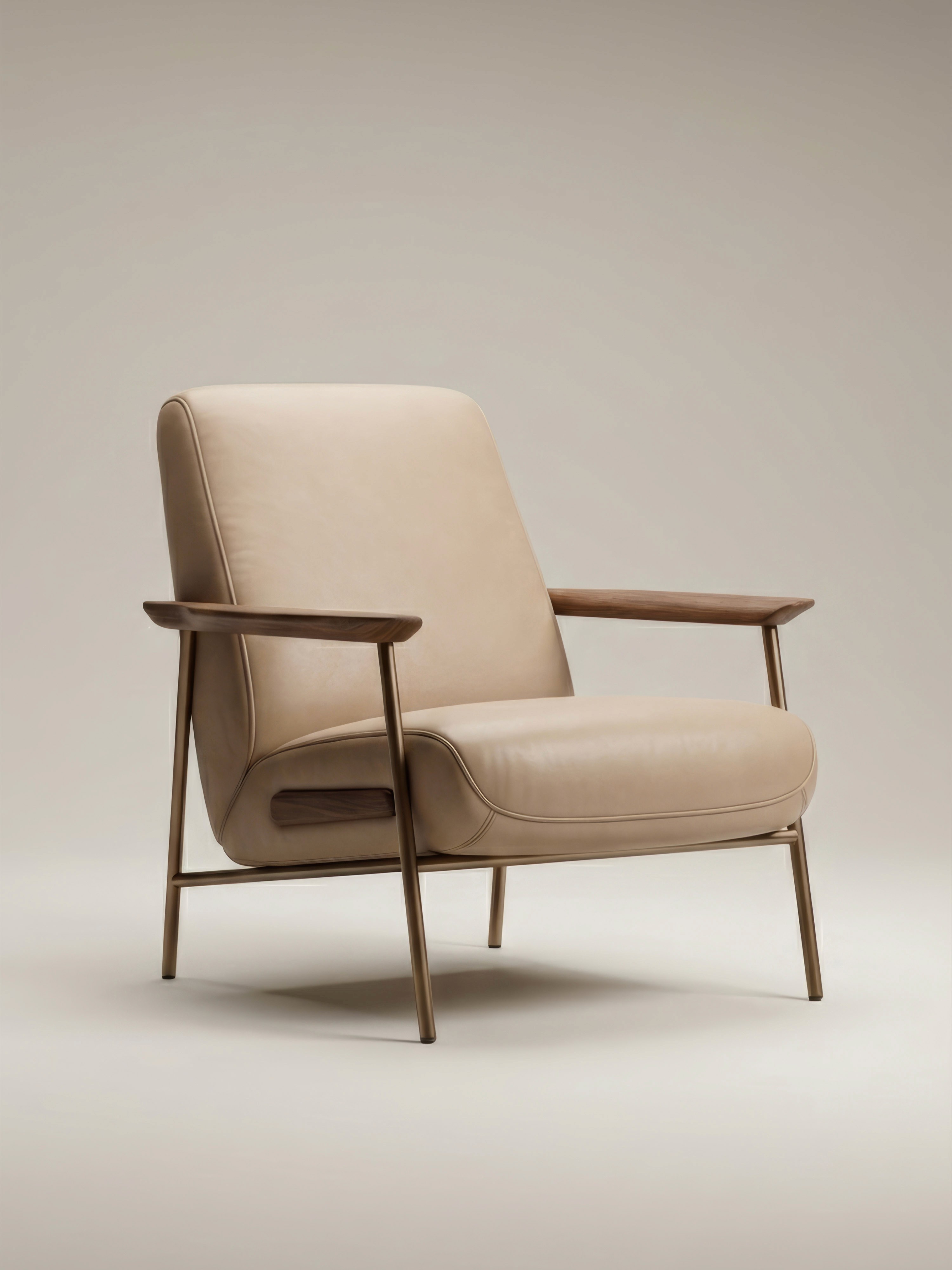 Poltrona di design moderno in pelle color crema con struttura e braccioli in legno massello scuro. Foto studio su sfondo neutro minimalista.