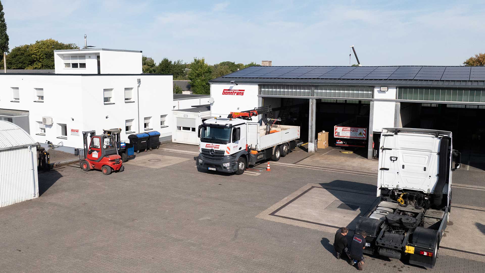 Bonntrans Standort mit Fuhrpark und Lagerhalle
