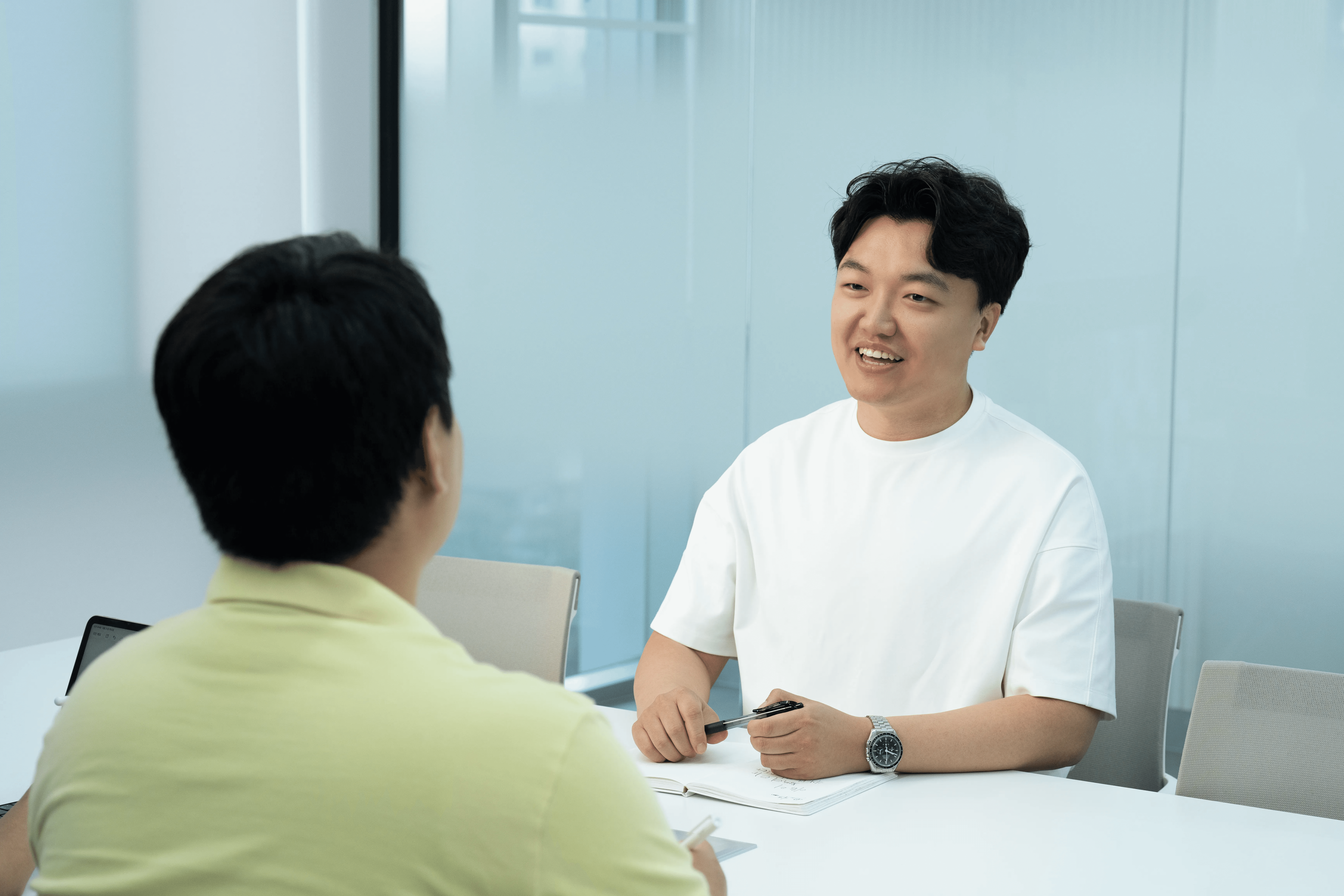 이보성 대표가 3PL 업체와 사입 문제로 겪은 유통 한계를 인터뷰어에게 웃으며 설명하는 모습