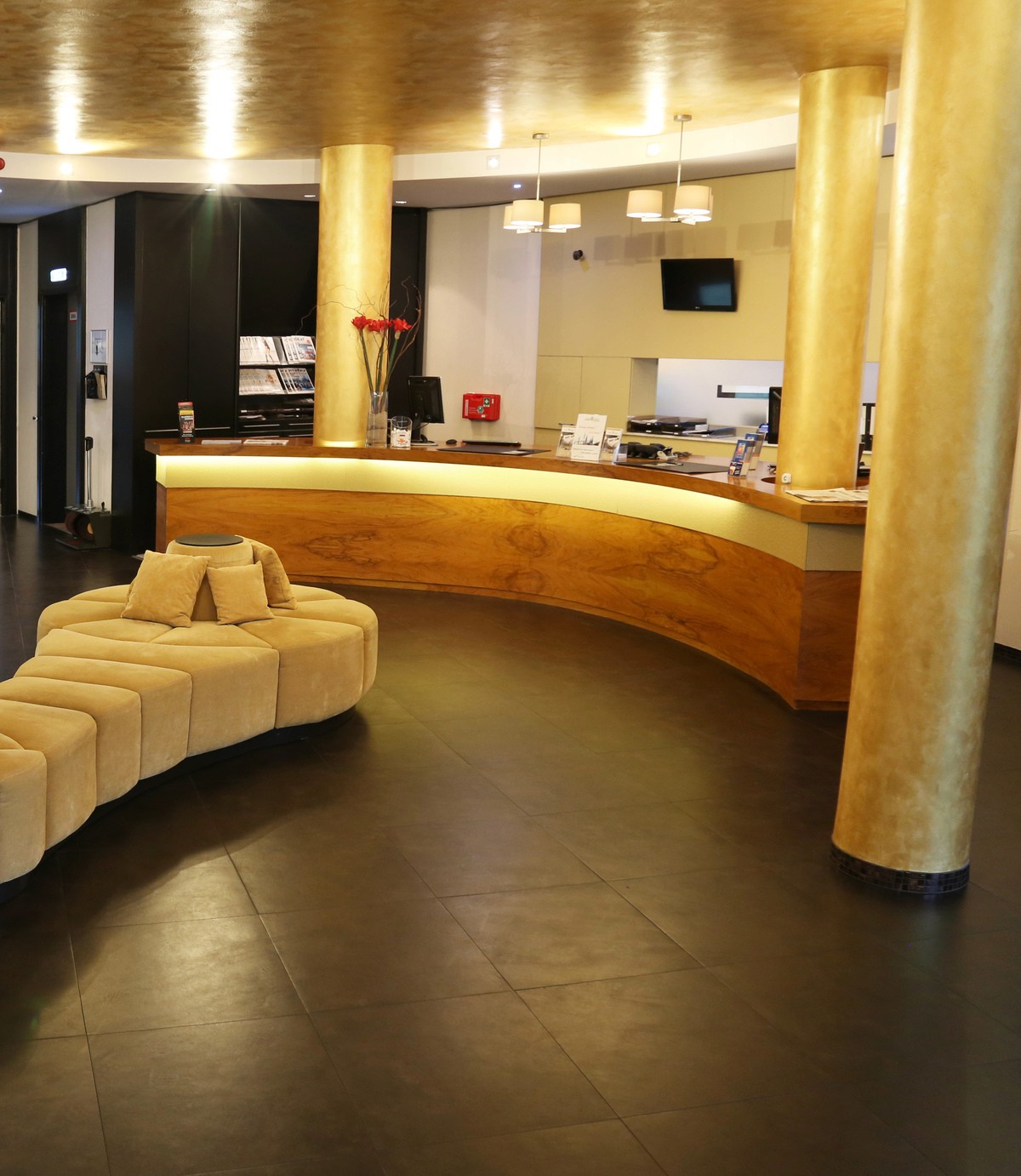 Rezeption ganz in gold im Park Hotel Hamburg am Berliner Tor