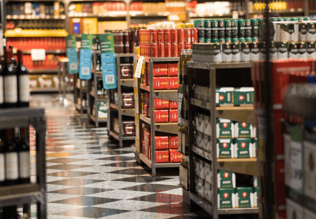 grocery store aisle with healthy food options for weight loss shopping