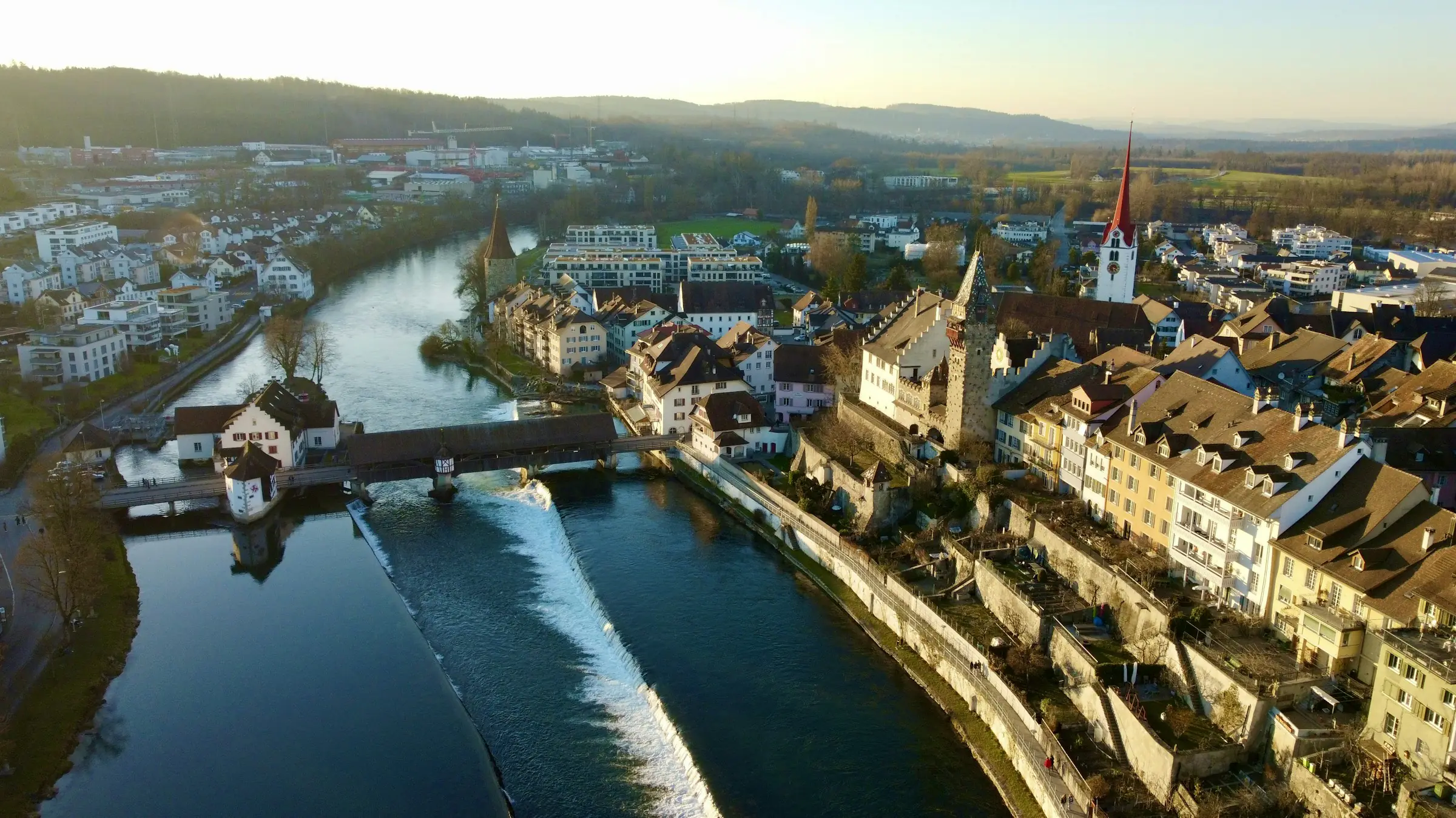 Aargau, Altstadt Bremgarten an der Reuss mit Holzbrücke im Abendlicht
