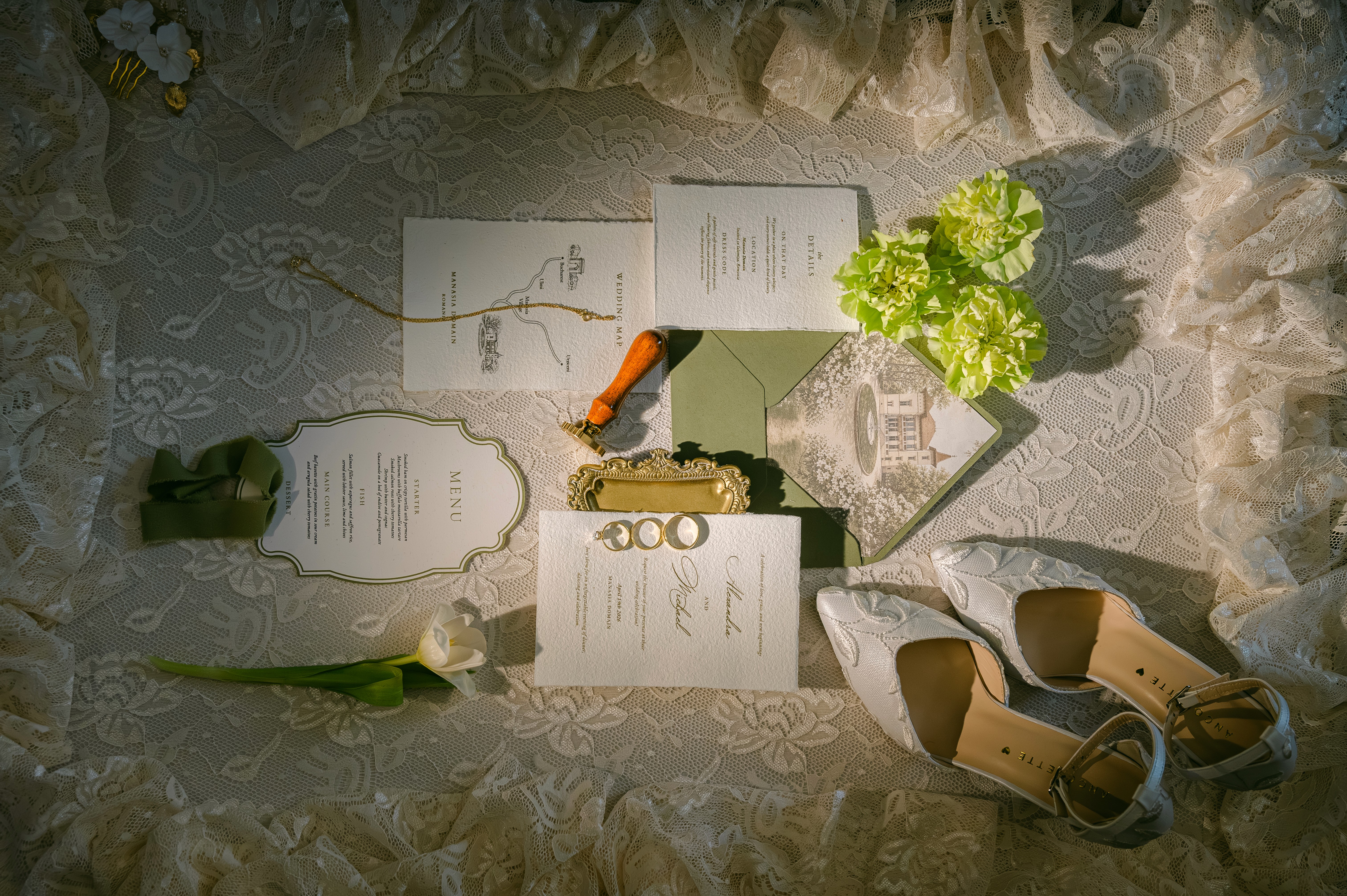 flat lay de nuntă cu invitații și accesorii, pregătiri nuntă la Domeniul Manasia, fotograf de nuntă București