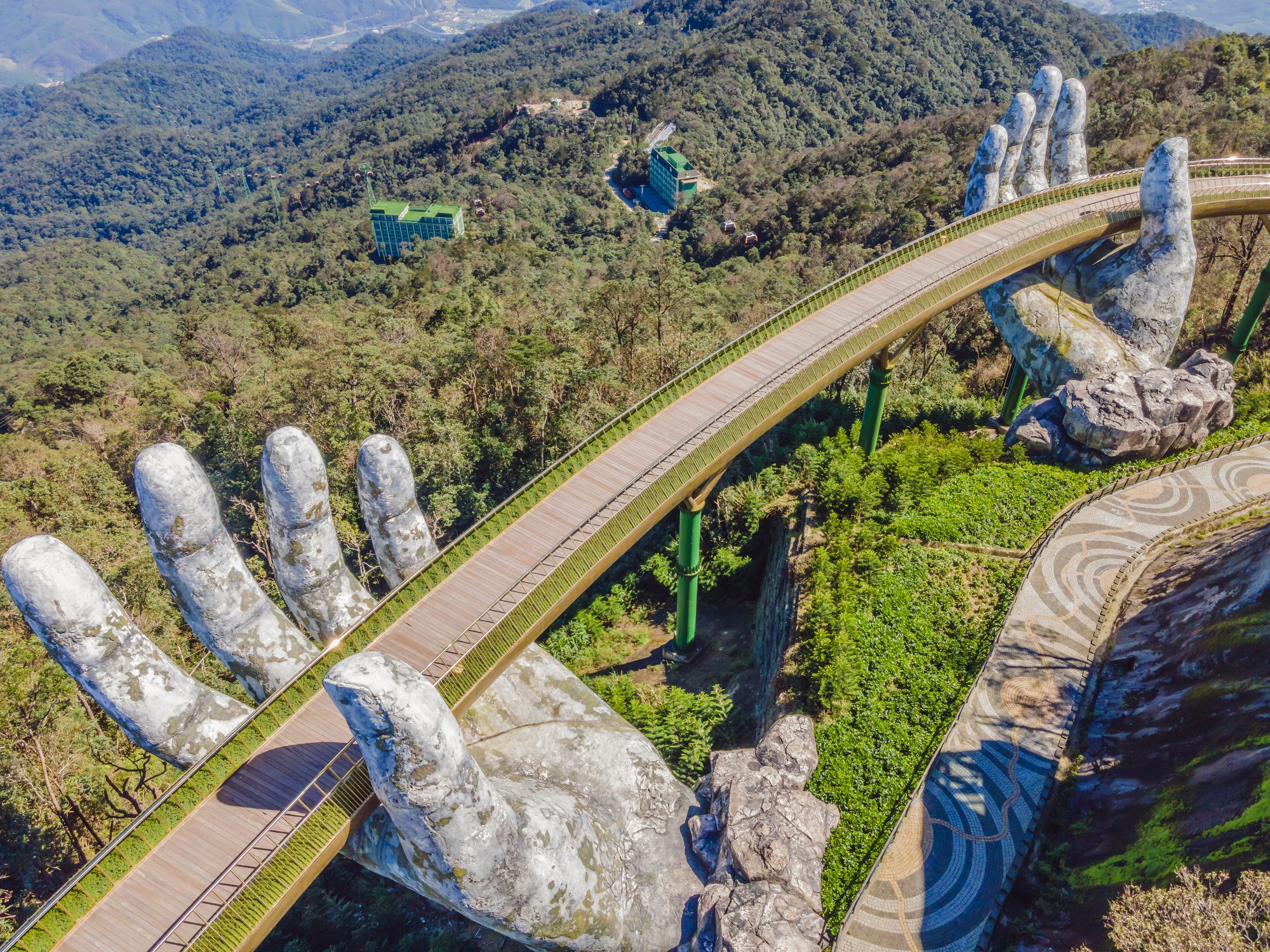 photography of dam during daytime