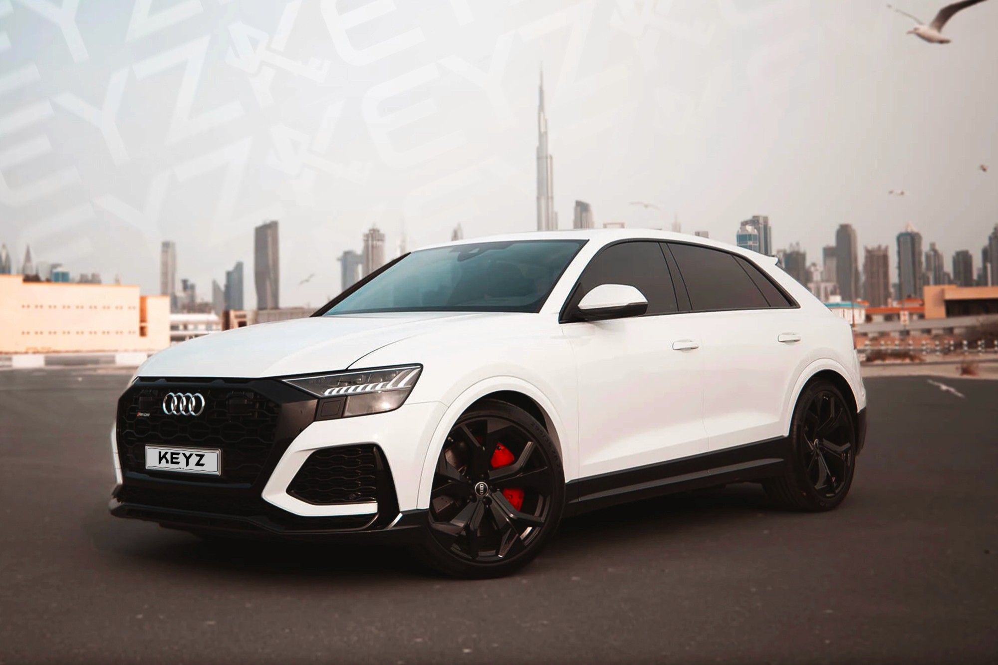 Vue extérieure Audi RSQ8 Blanc – Location SUV à Dubaï | Keyz Rent