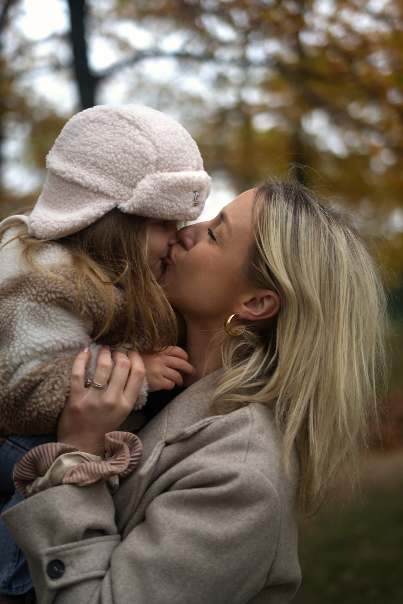 Rodinná fotografie - matka s dceoru venku v přírodě