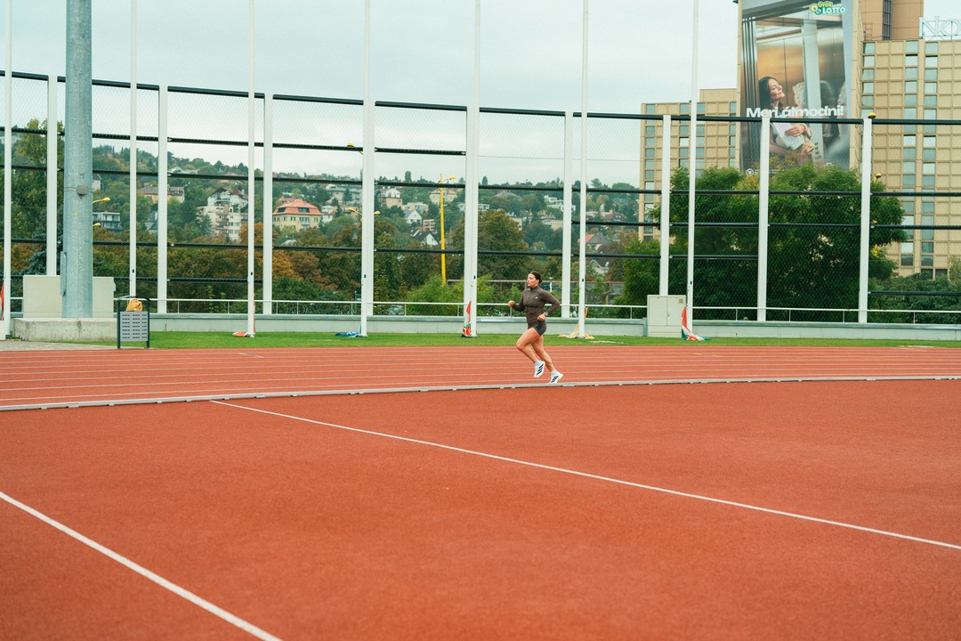 woman running - How to Prevent Stress Fractures From Running