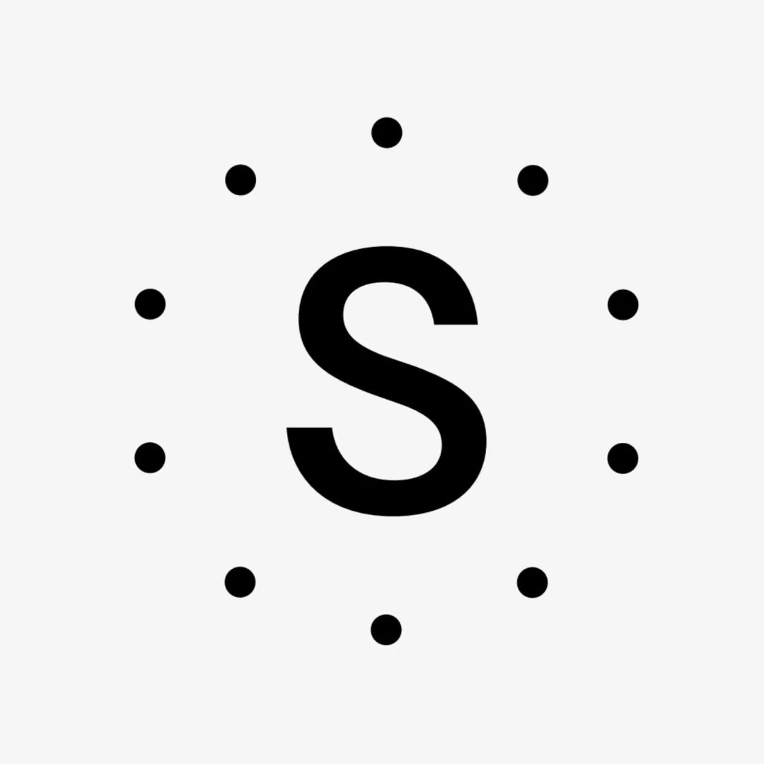 Groot zwart letter S omgeven door decoratieve zwarte cirkels