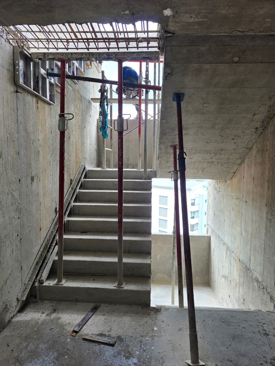 Puntales de construcción instalados en obra en San Jose, Costa Rica