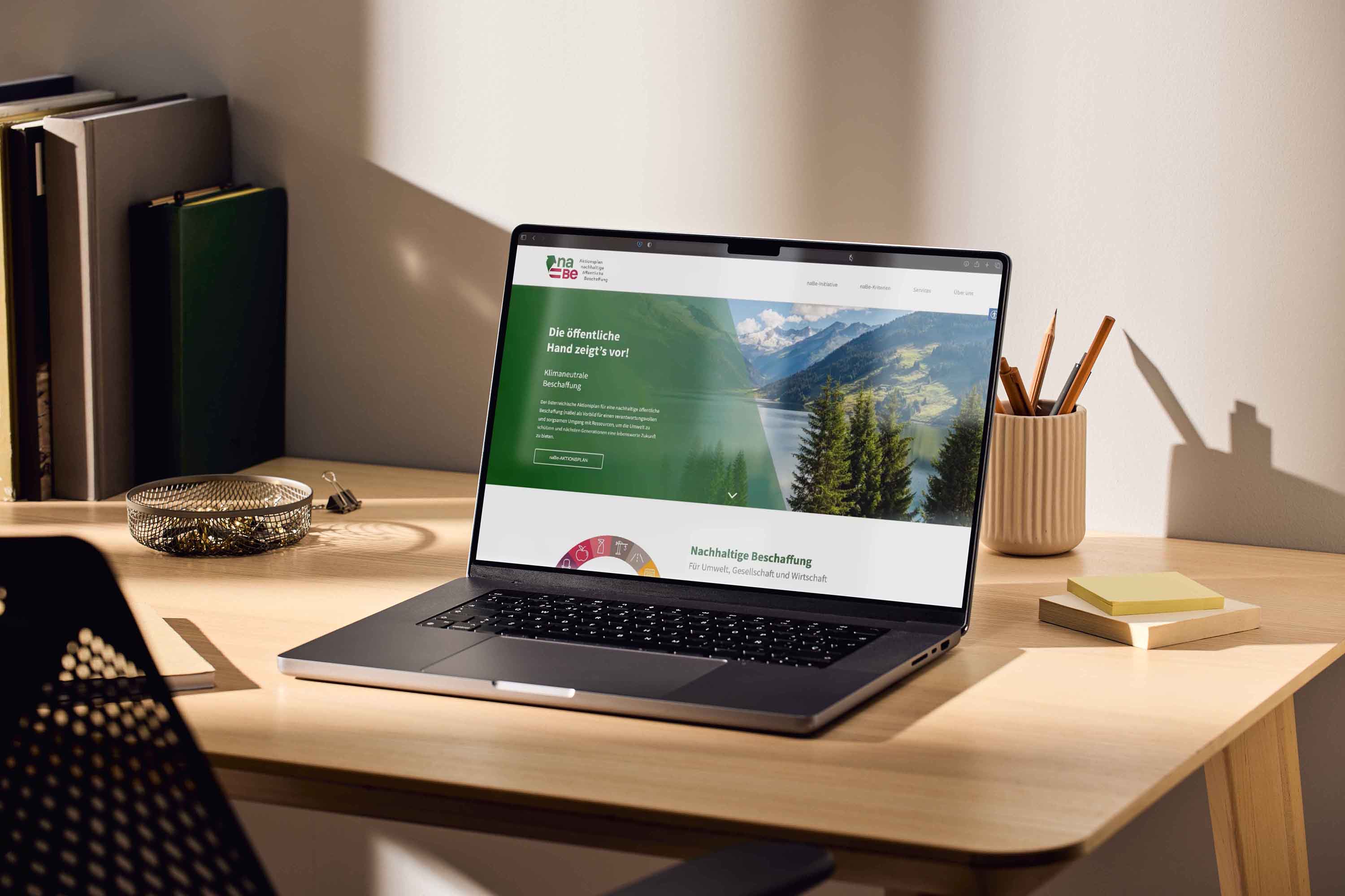 Website von naBe auf Laptop mit Fokus auf nachhaltige Beschaffung und Informationsstruktur