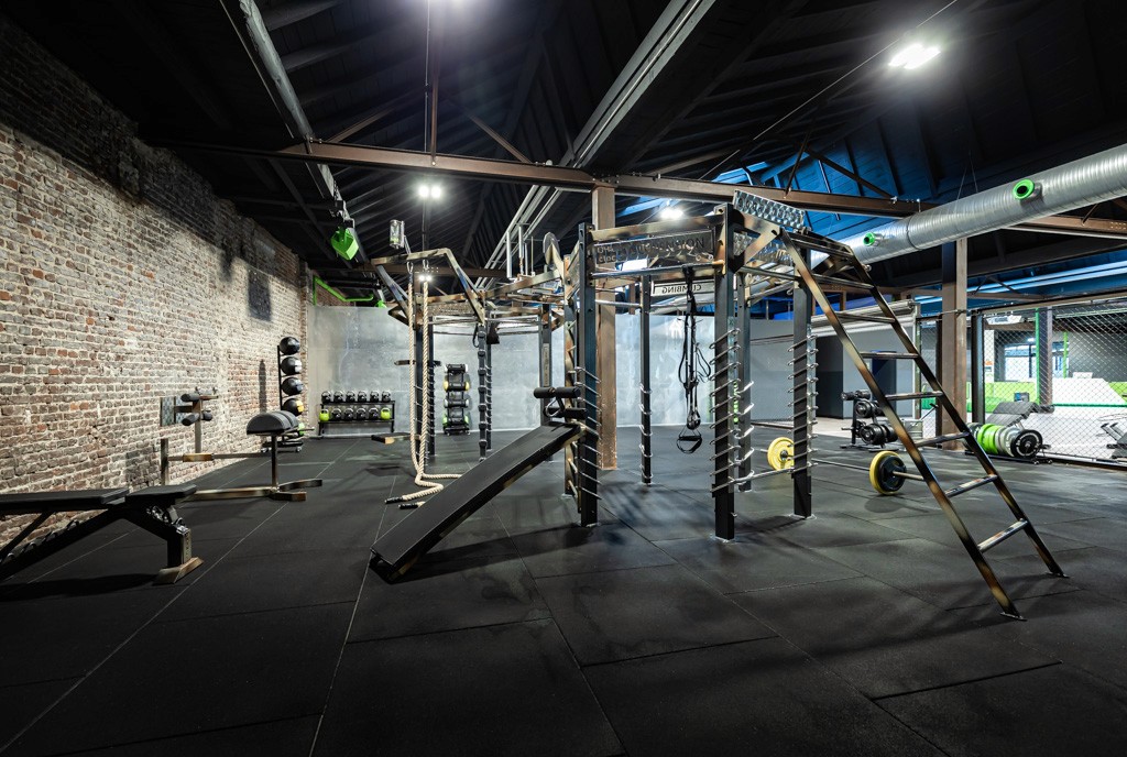 Functional-Bereich im modernen Fitnesstudio in XTRAFIT Krefeld mit Turm und vielfältigen Trainingsmöglichkeiten.