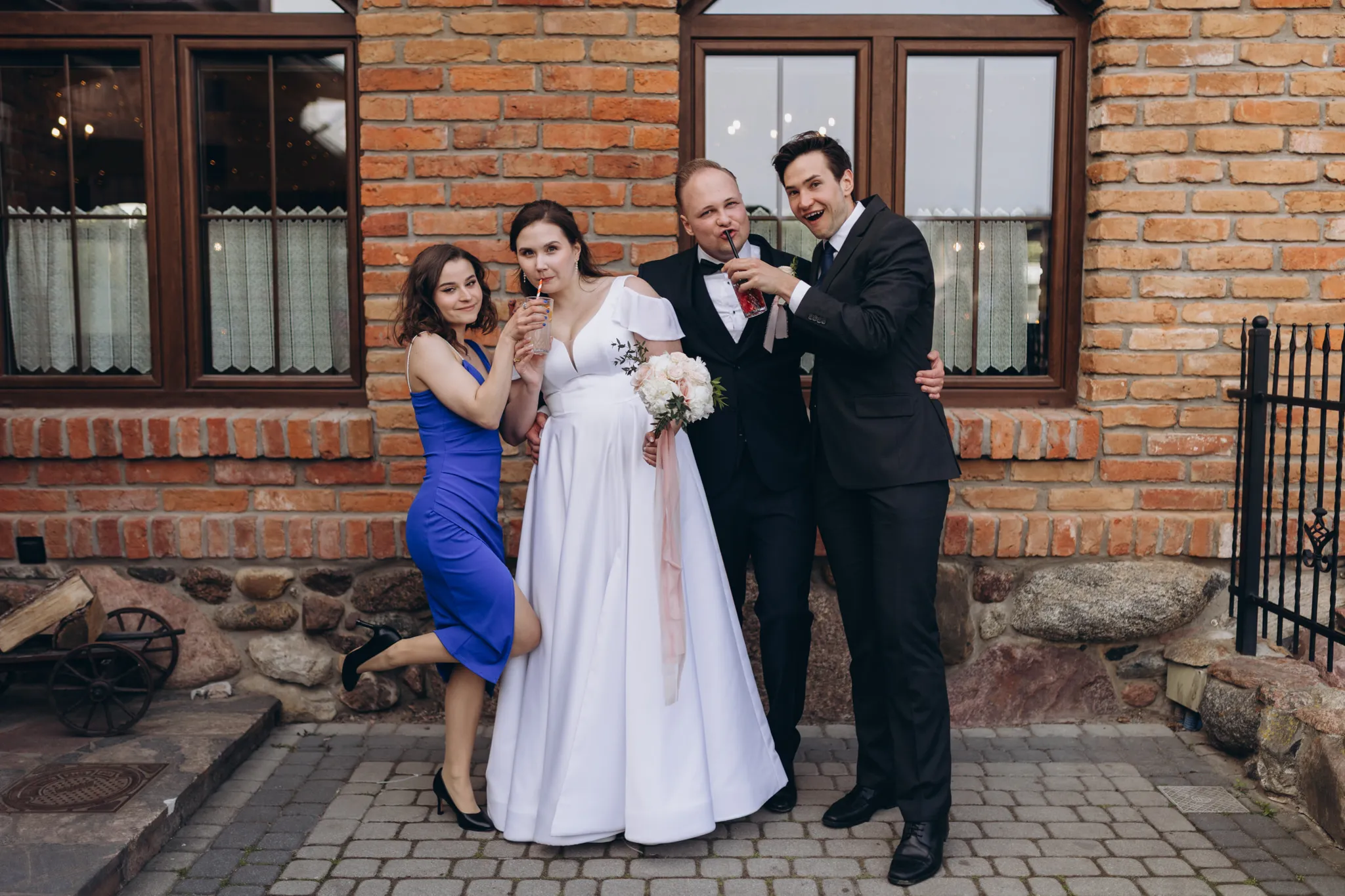 Drink bar na weselu z barmanem zachwycającym gości podczas pokazu.