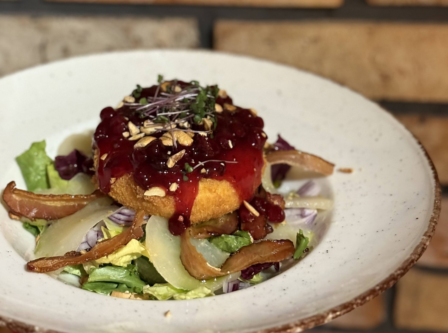 Sałatka z camembertem i żurawiną z oferty party box Niedźwiedzia 25 – eleganckie danie idealne na domowe spotkania