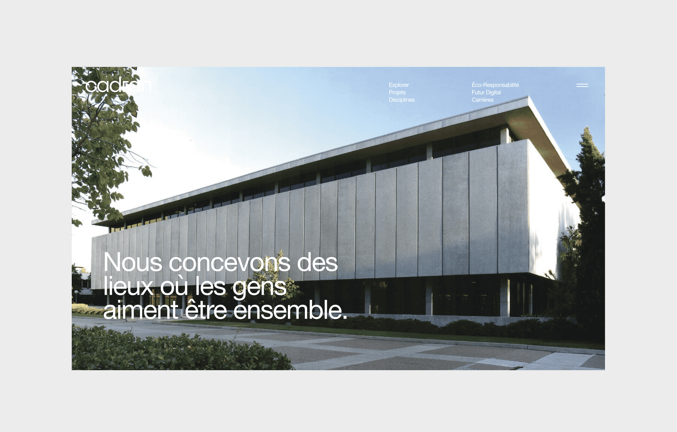 Façade d'un bâtiment moderne conçu par Cadran, cabinet d'architectes international, avec une philosophie centrée sur des espaces où les gens aiment se rassembler