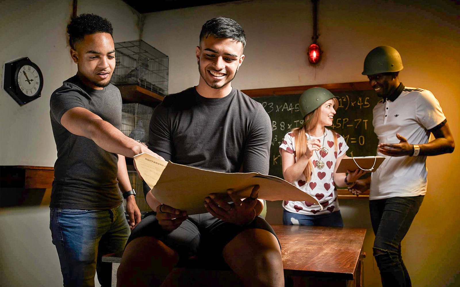 Persone che risolvono enigmi in una escape room a Sydney, parte del Sydney Explorer Pass di Go City.