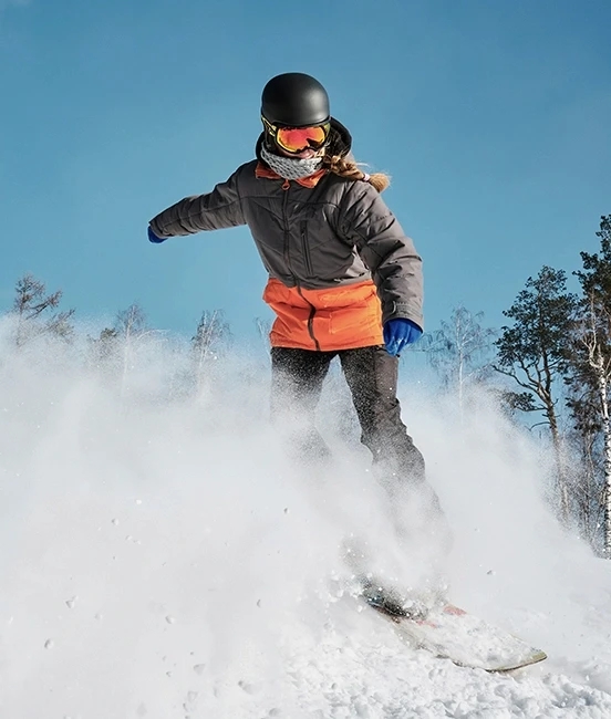 Femme descend montagne avec splitboard