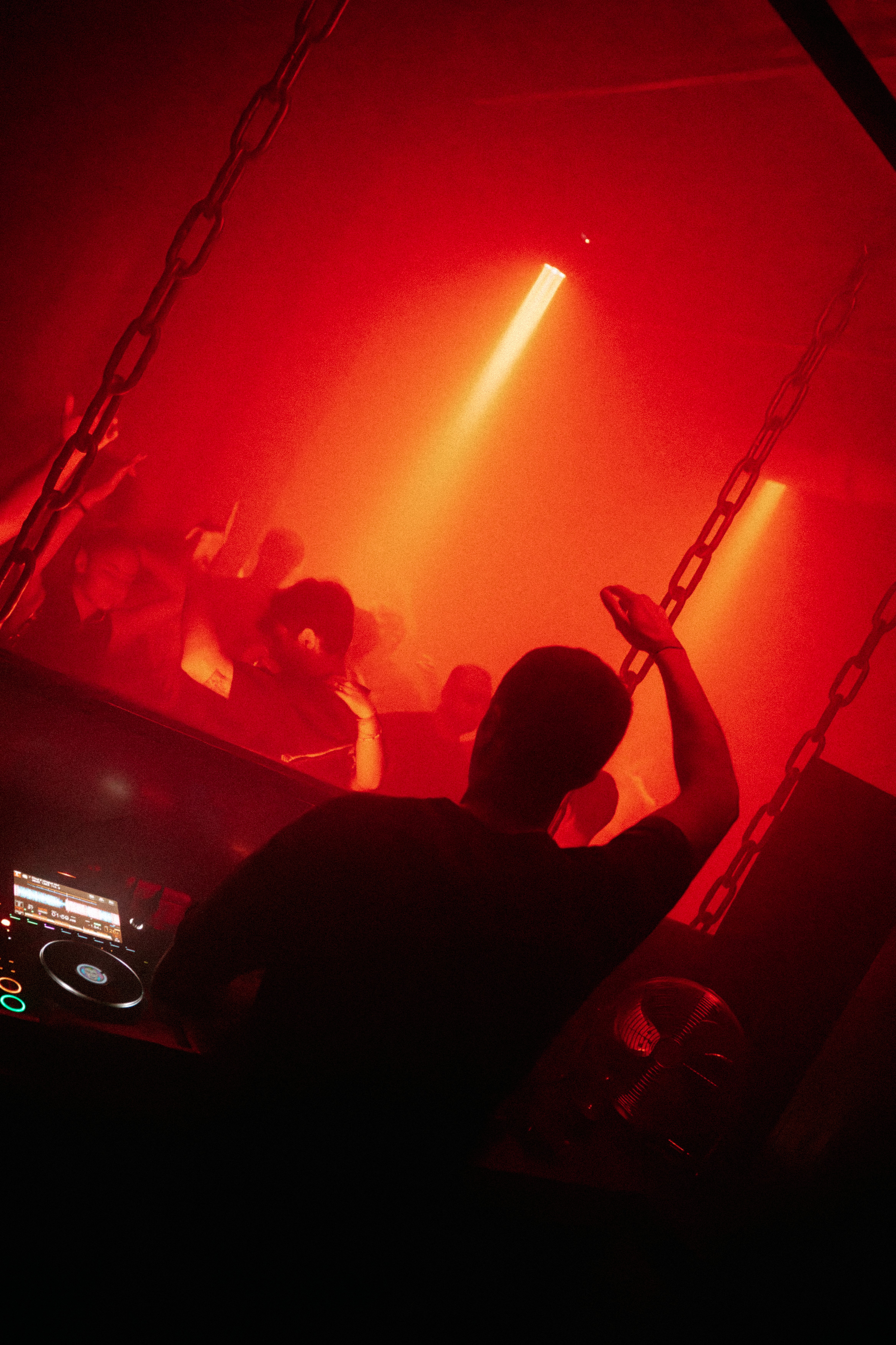 Artisti Sestopiano Torino  Gli artisti Sestopiano Torino rappresentano il cuore pulsante della nostra scena di musica elettronica Torino. Ogni DJ set live Torino proposto nei nostri eventi Torino è il risultato di una selezione accurata tra talenti locali, artisti emergenti Torino e producer affermati, capaci di creare performance uniche e immersive.  Collaboriamo con DJ e producer per offrire agli spettatori esperienze sonore di alto livello. Segui la pagina ufficiale degli artisti sul sito di Sestopiano e i nostri social, tra cui Instagram, per restare aggiornato su lineup, date e nuove collaborazioni negli Events Turin.