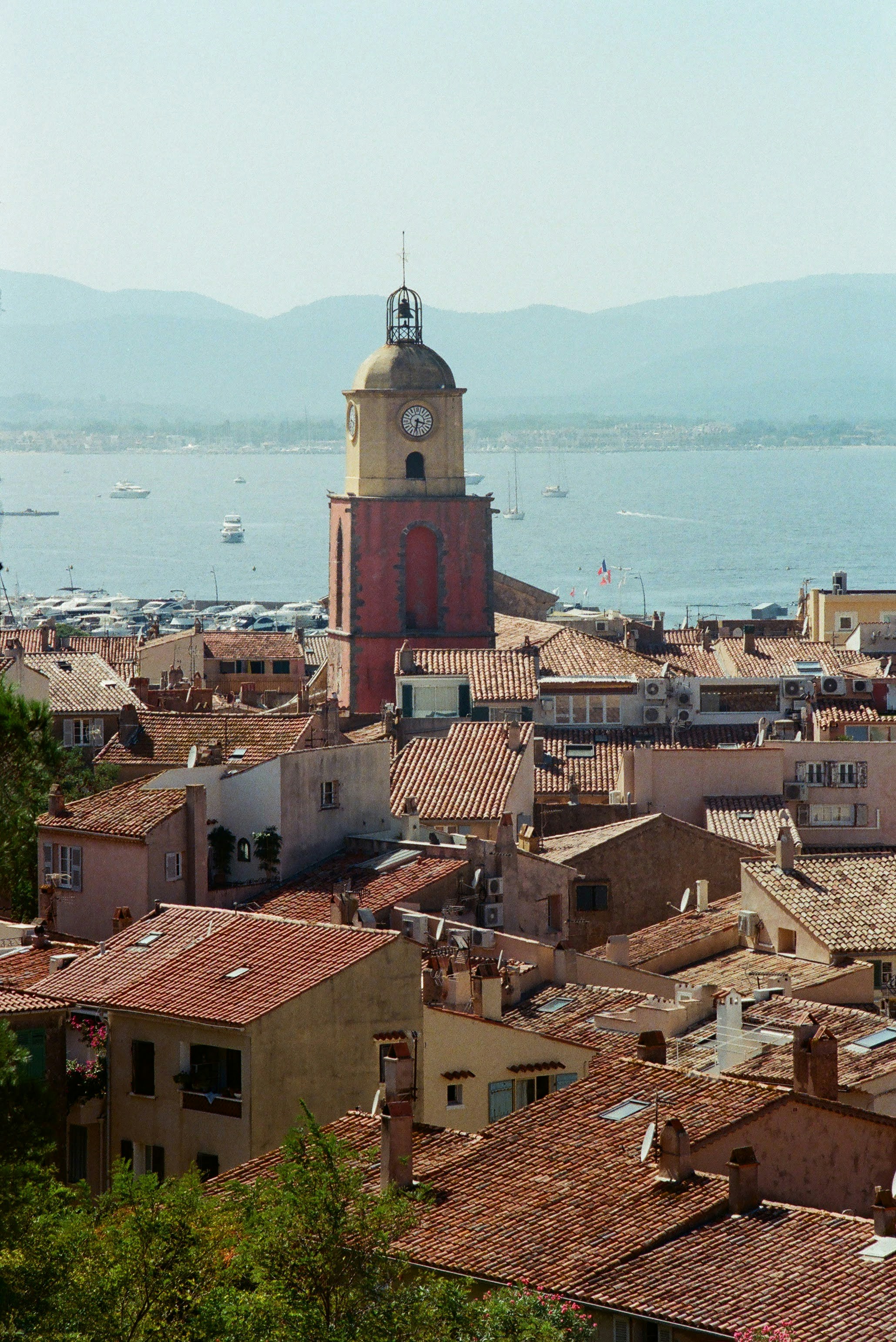 vue sur le clocher de saint-tropez avec des maisons autour