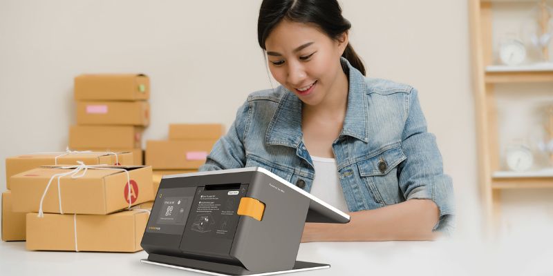 Seorang pemilik bisnes menggunakan sistem POS StoreHub