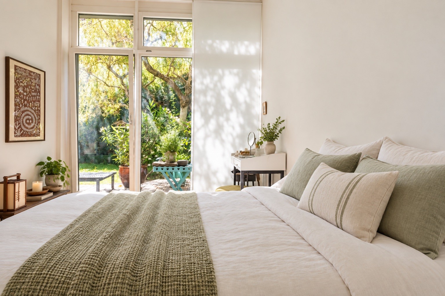 Jardin arrosé au petit matin, appartement de plain-pied à Cheseaux-sur-Lausanne