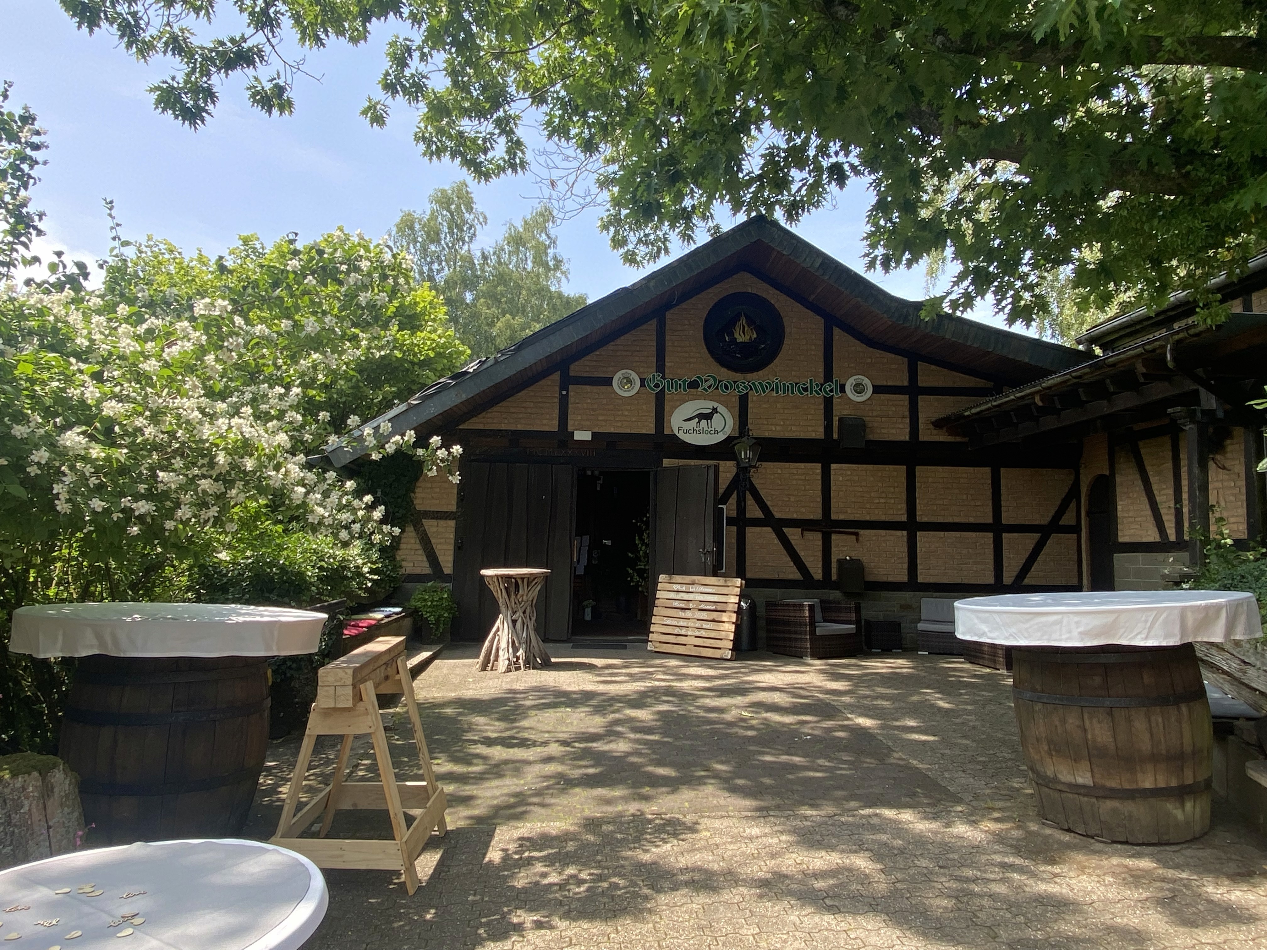 Wunderschöne offene Wiese im freien mit Teich und zugänglicher Gastronomie