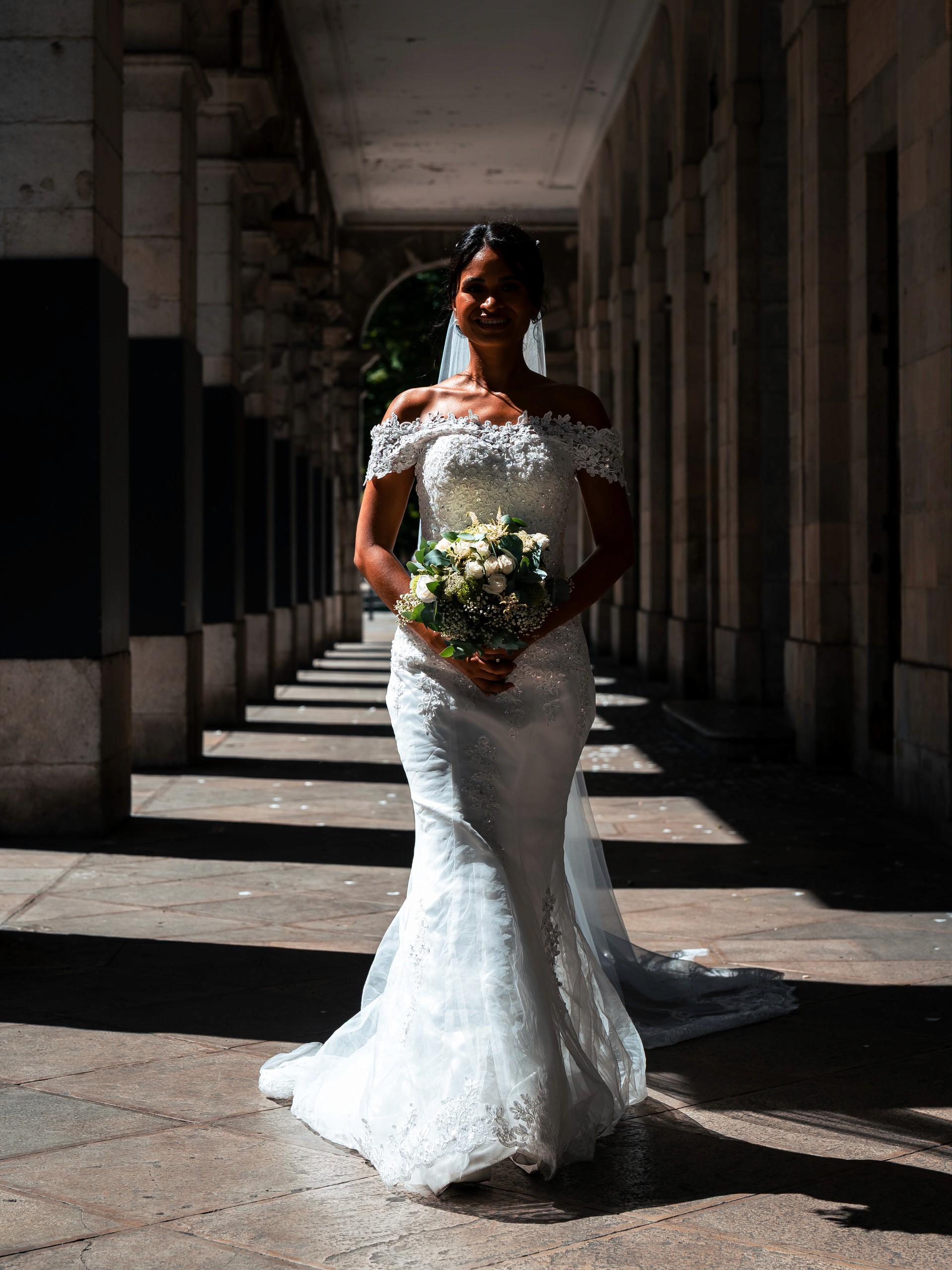 portrait de la mariée devant la mairie de Bayonne