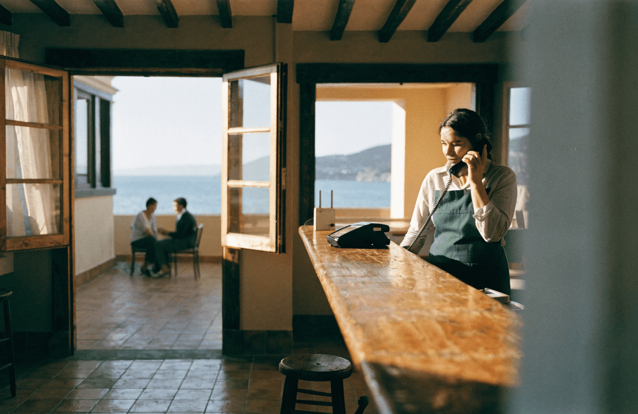 Dueña de un restaurante de la Costa del Sol atendiendo el teléfono junto al datáfono y el punto de acceso wifi