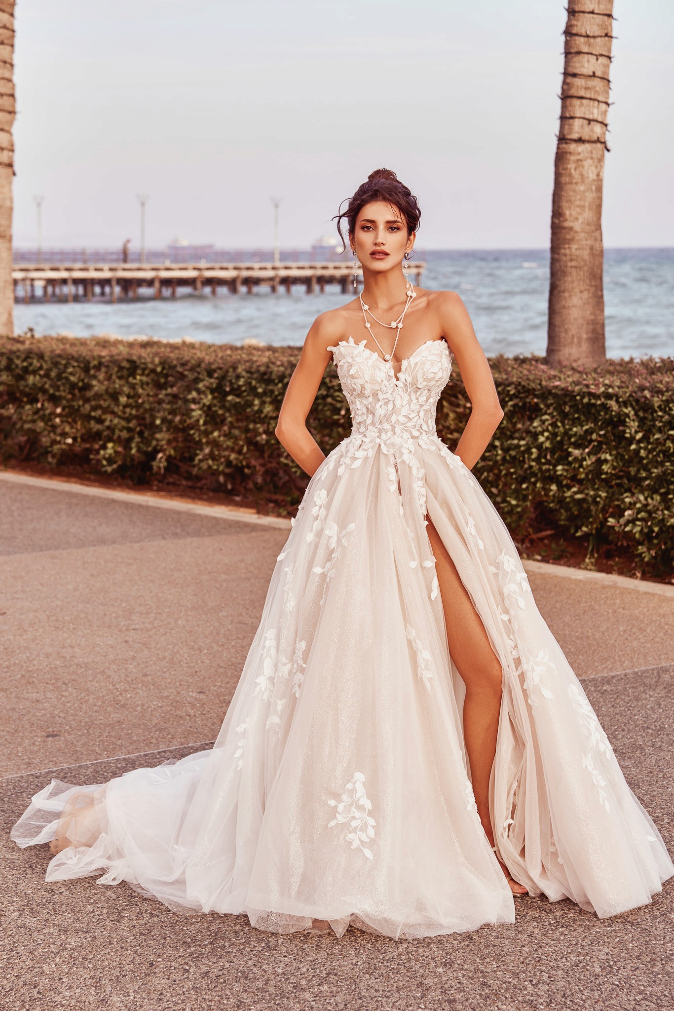 Sexy Prinzessin Brautkleid mit Corsagen-Oberteil, hohem Schlitz und 3D-Blüten