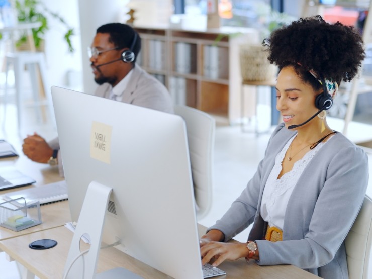 professional freelance virtual assistant improving daily operational efficiency for a modern business