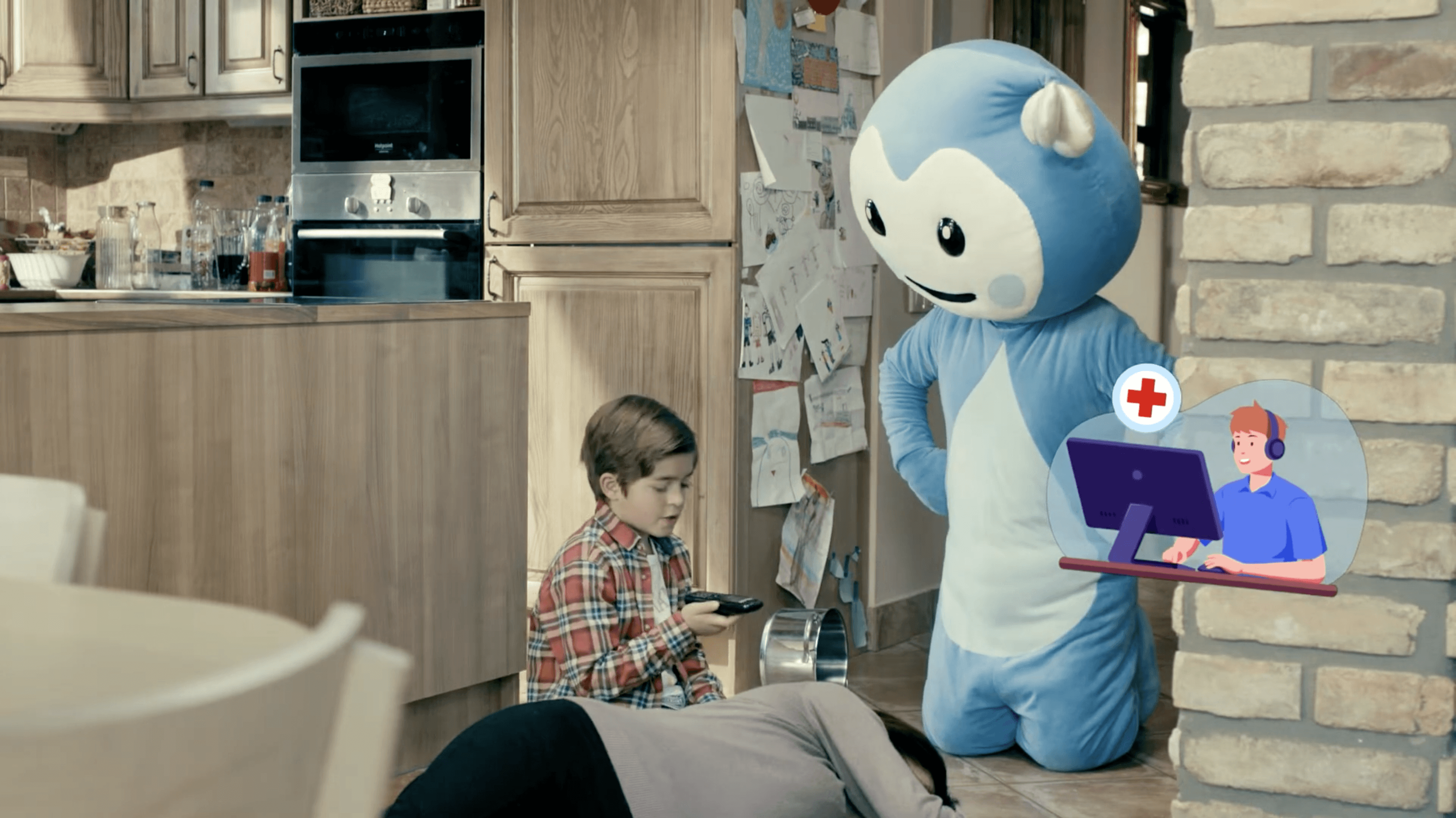 Cseppbarát kékl kabalafigurája segít a kisfiúnak mentőt hívni a mamájához.