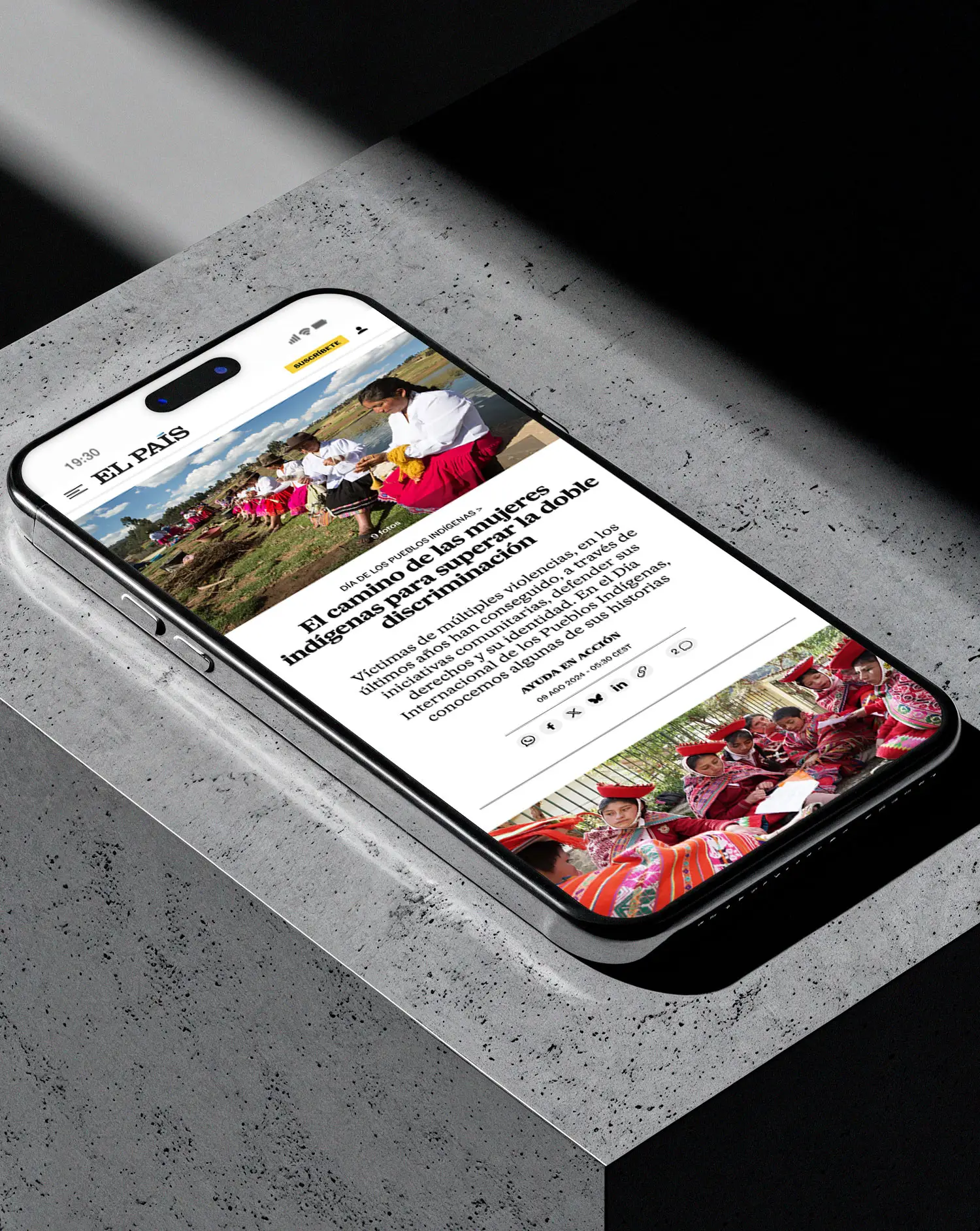 Portfolio Thankium: Teléfono inteligente mostrando un artículo de El País sobre mujeres indígenas y discriminación, pantalla brillando en fondo oscuro.