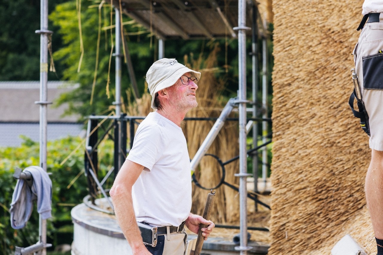 Rietdekkers van Rietdekkersbedrijf van Dijk Putten aan het werk op het dak
