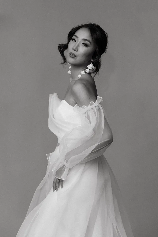 Elegantes Brautportrait im schulterfreien Organza-Kleid mit Blüten-Ohrringen, Fine Art Schwarz-Weiß Hochzeitsfotografie von Eva Sitko