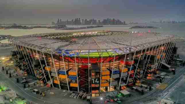 estadio con contenedores maritimos vista desde fuera