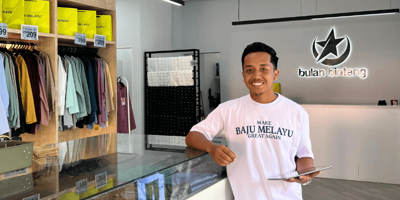 Meri di dalam butik Bulan Bintang, memegang tablet dilengkapi dengan sistem POS StoreHub.