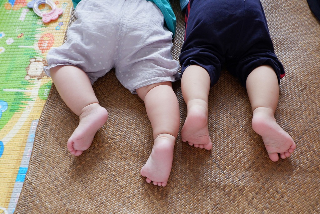 Foto von <a href="https://unsplash.com/de/@lingchor?utm_content=creditCopyText&utm_medium=referral&utm_source=unsplash">Lingchor</a> auf <a href="https://unsplash.com/de/fotos/baby-in-weissem-hemd-und-schwarzer-hose-liegt-auf-braunem-teppich-cEbjAORB_I4?utm_content=creditCopyText&utm_medium=referral&utm_source=unsplash">Unsplash</a>