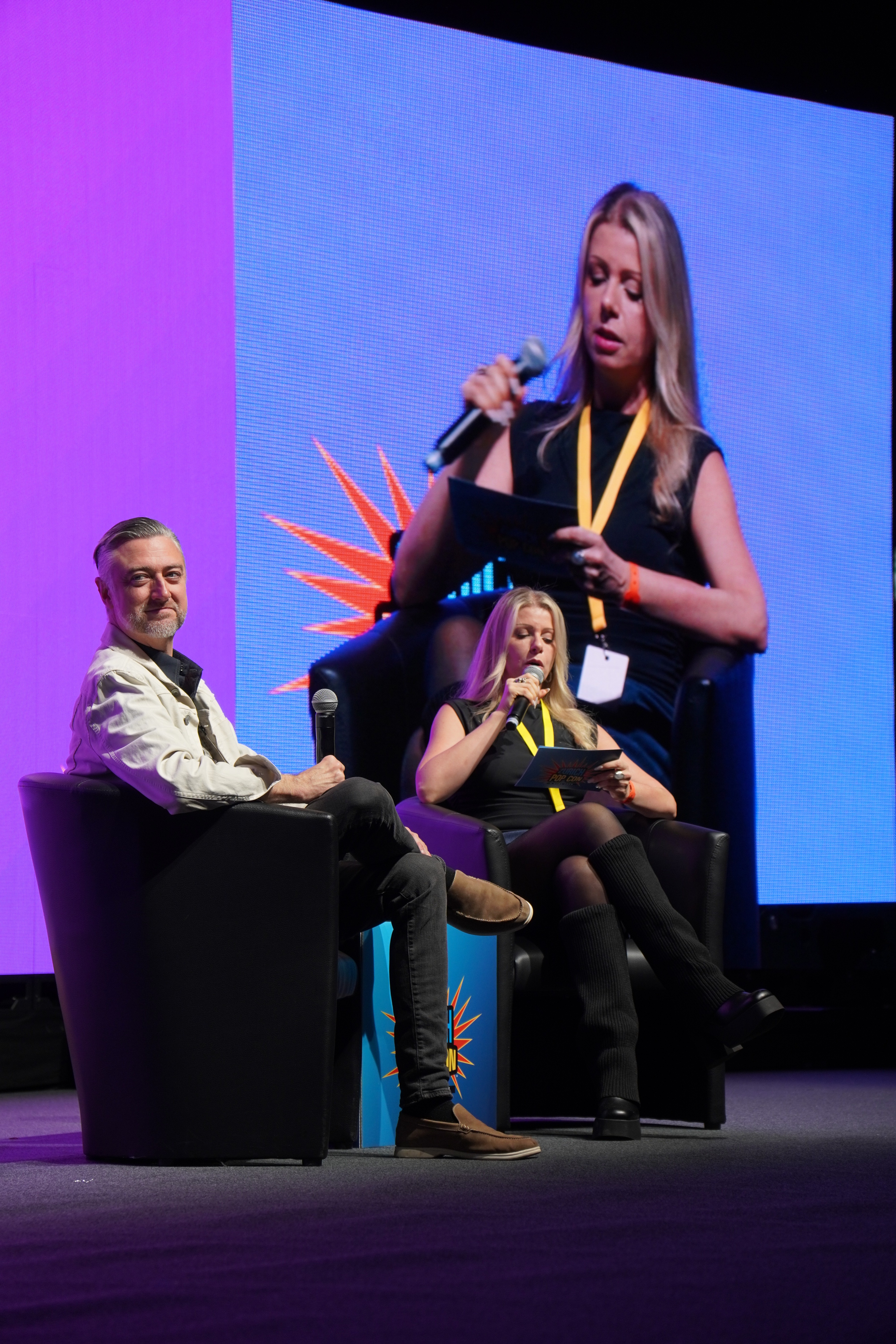 Moderatorin Désirée Lehmann im Interview mit Sean Gunn und auf der Grossleinwand zu sehen.