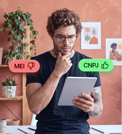 Homem com tablet na mão comparando opções
