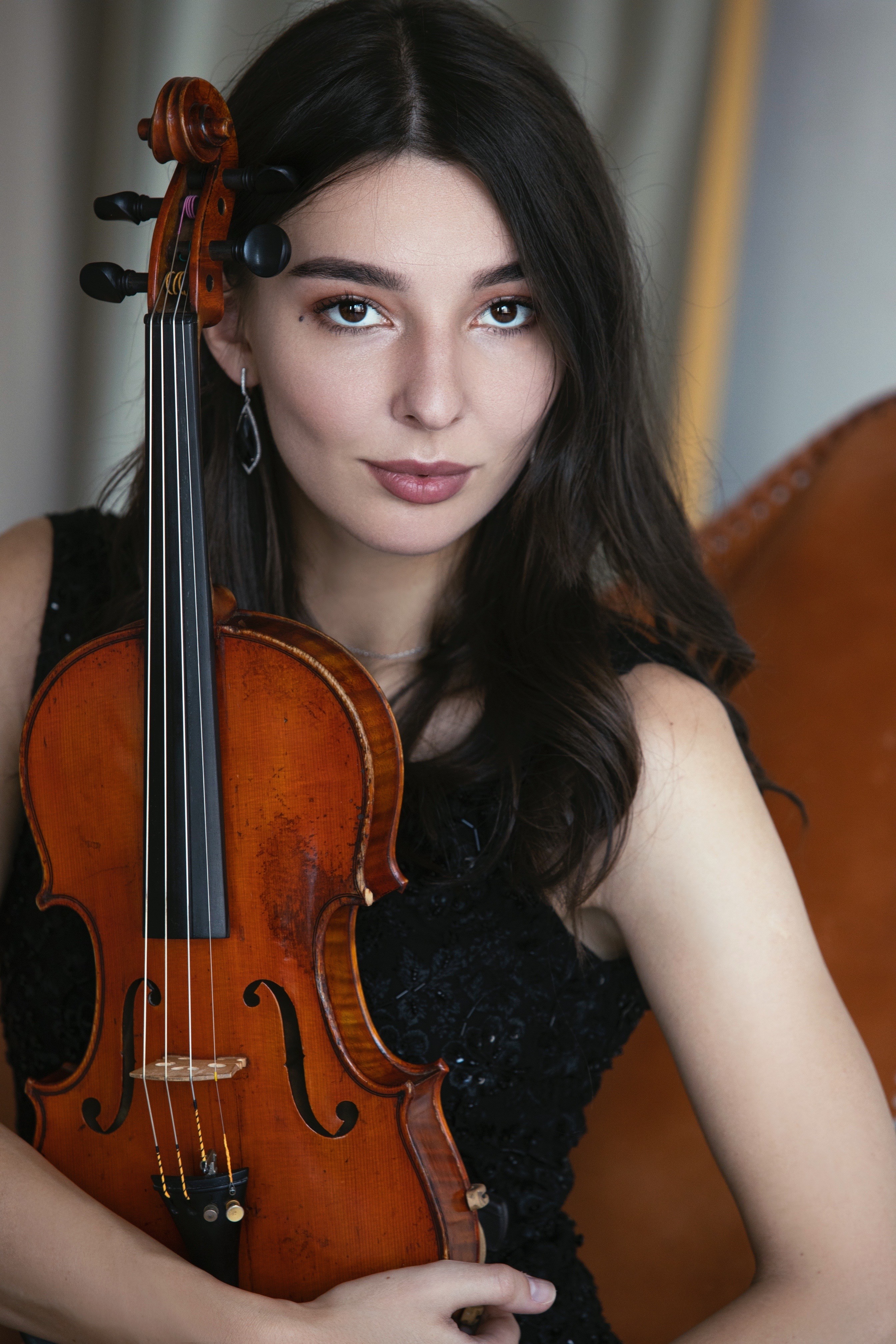Zai Kristy performing with violin