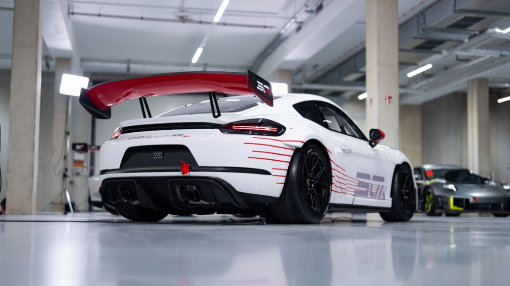 Porsche 718 Cayman GT4 RS Clubsport MR 30, dans sa livrée anniversaire.