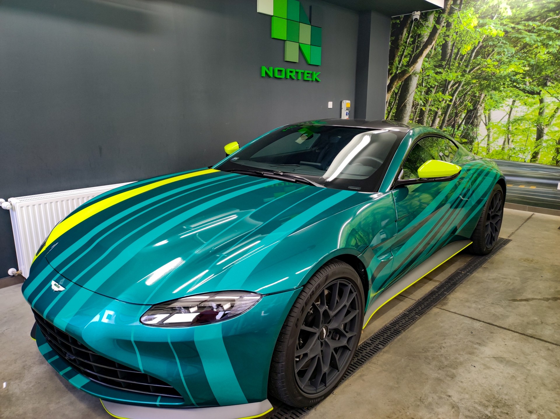 Aston Martin Safety Car full wrapping és dekor