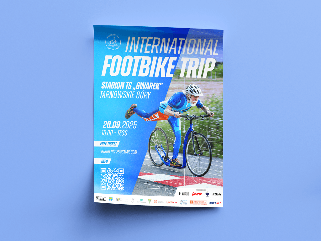 Plakat przedstawiający starszego mężczyznę jadącego na megahulajce z napisem Internationa Footbike Trip