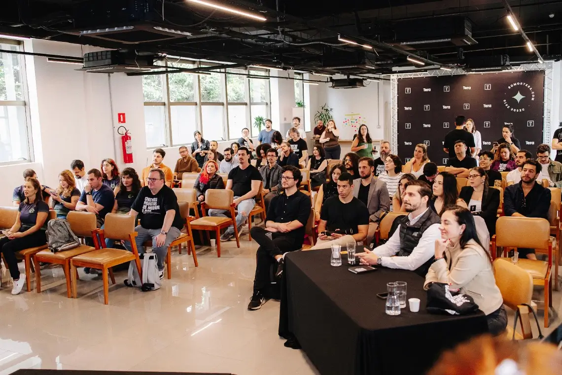 Evento da Tera DemoDay com público assistindo palestra sobre Inteligência Artificial, reunindo AI Builders e profissionais interessados em IA e tecnologia.