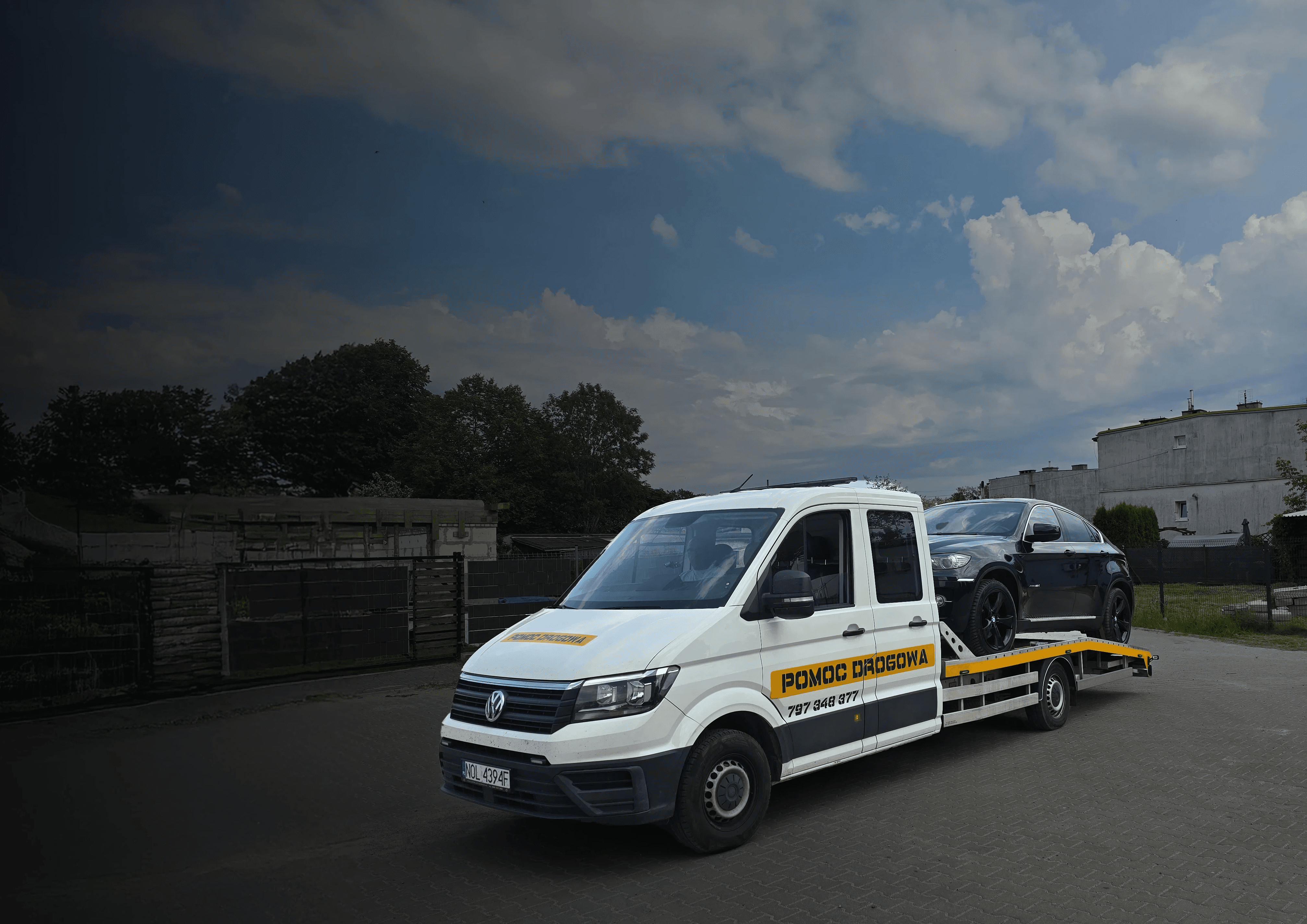 Auto laweta z wciągniętym samochodem