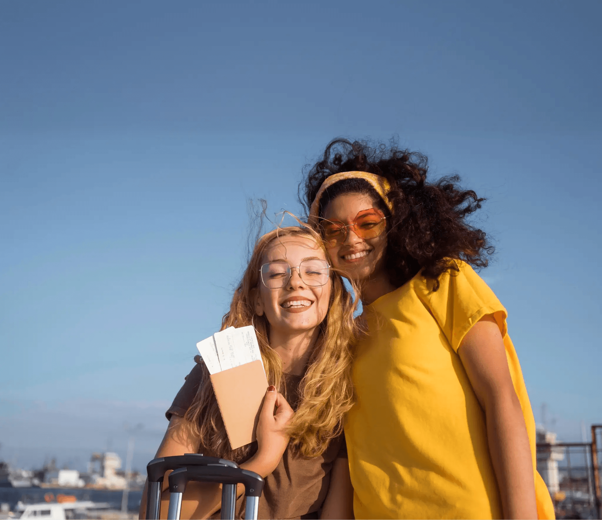 Duas amigas sorrindo e se abraçamdo