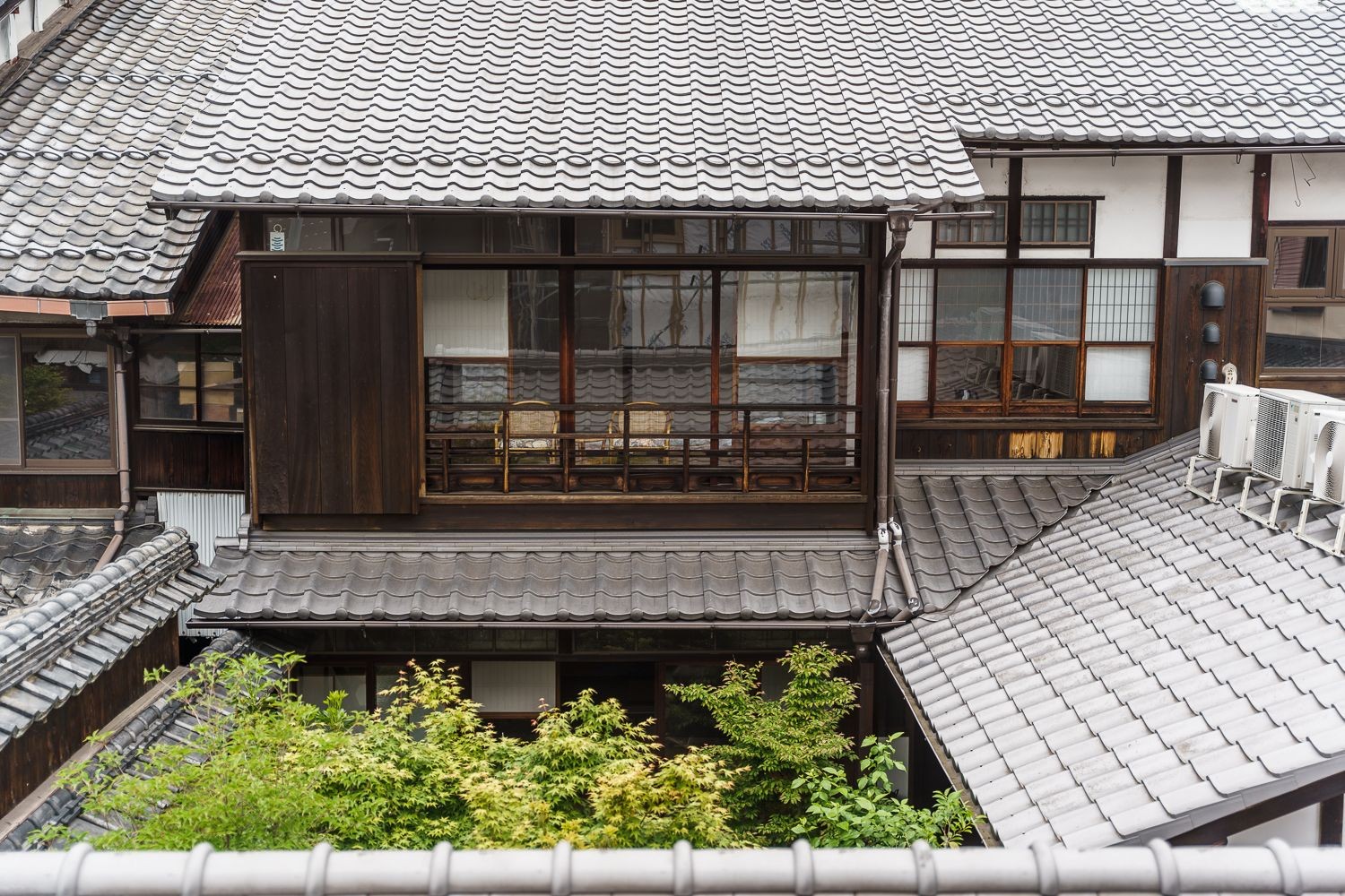 現場の窓からは母屋がよく見える
