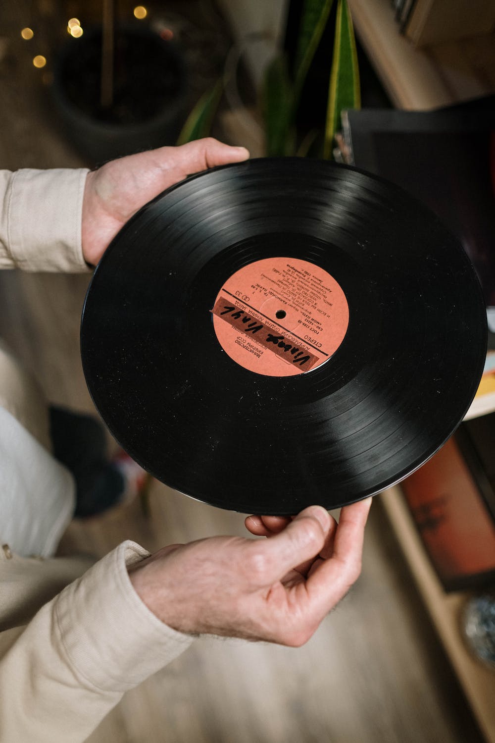 A man handing a record ©DR